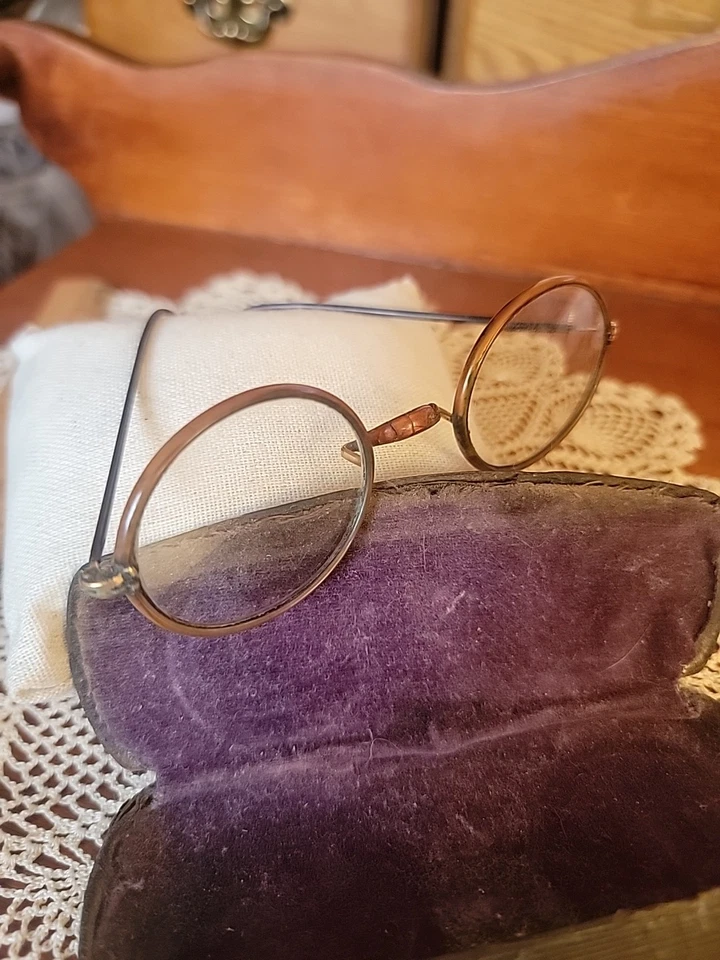 Gafas Windsor de la década de 1880, celuloide marrón sobre dorado, marco de puente de silla de montar, estuche. Foto 2 de 4