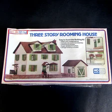 LIFE-LIKE PRODUCTS, INC -NO. 1341   HO SCALE -  THREE STORY ROOMING HOUSE -  NEW