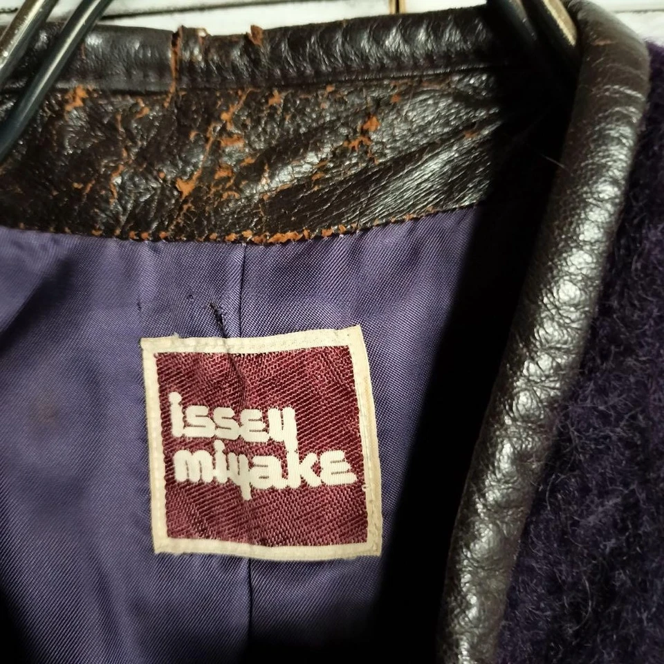 ABRIGO USADO AÑOS 80 ISSEY MIYAKE PELUDO SIN CUELLO EN MORADO, CUERO Y LANA. ACC Foto 3 de 4