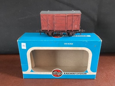 Airfix 00 Scale 54300-4 B.R. 12 Tonnen belüfteter Kastenwagen - leicht verwittert.