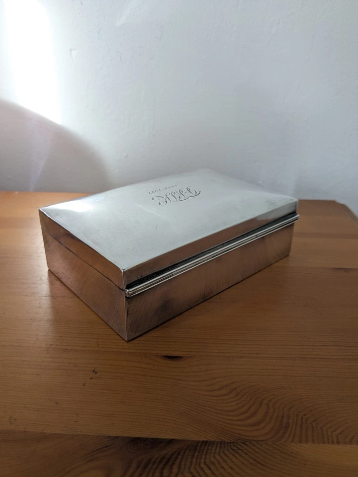 SUPERB EDWARDIAN STERLING SILVER CIGARETTE BOX, LONDON HALLMARK 9.3 OUNCES  - Image 3 of 4