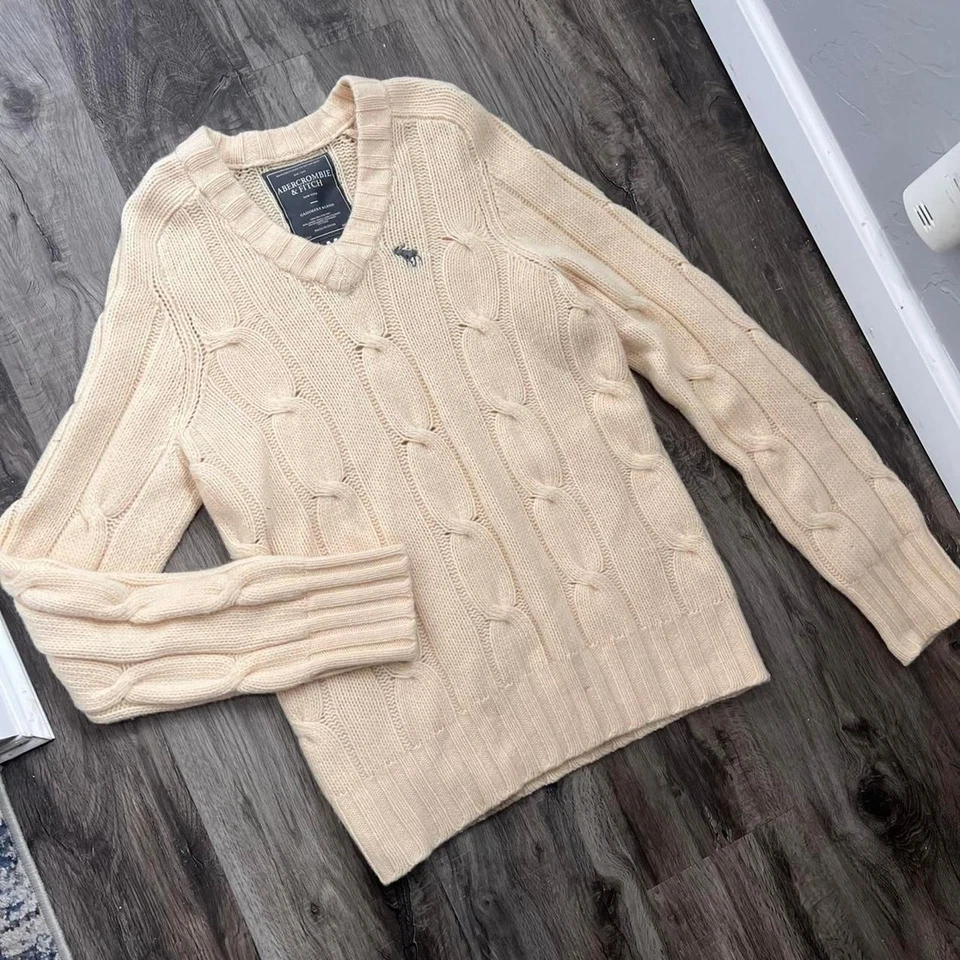 Suéter Y2K Abercrombie & Fitch Preppy Lana Cachemira Tejido con Cable Cuello en V Foto 2 de 4