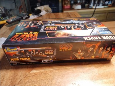 One Revell 7644 - Kiss Tour Truck Gift Set - 1:32 Plastic Model Kit