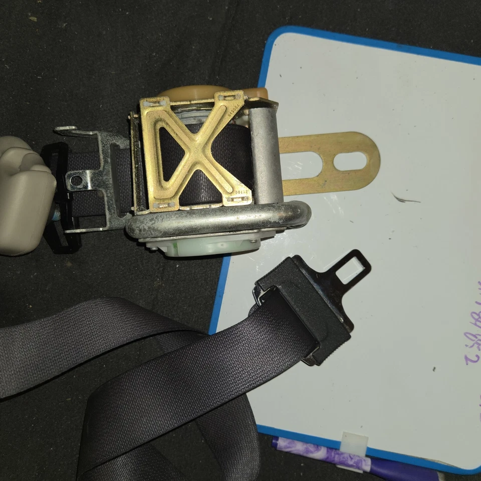 2005 Chrysler 300 3.5 Auto- Rear Seatbelt Set - Rt&Lt Side Driver & Passenge OEM - Image 2 of 4