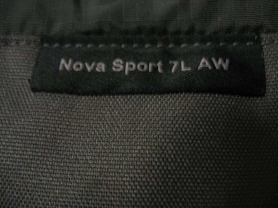 Bolso de hombro Lowepro LP36612-PWW Nova Sport 7L AW (gris pizarra) Foto 4 de 4