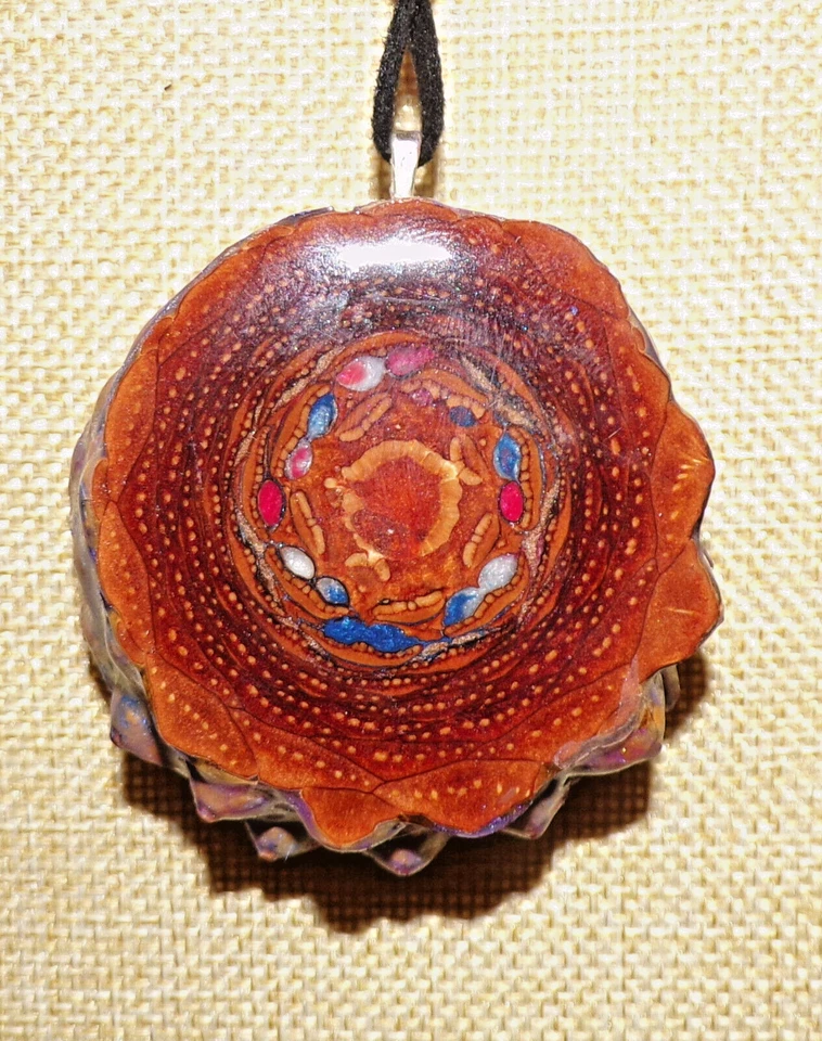 Colgante Cono de Pino Artesanal con Corazón de Cuarzo Transparente YATOJUZI Foto 4 de 4