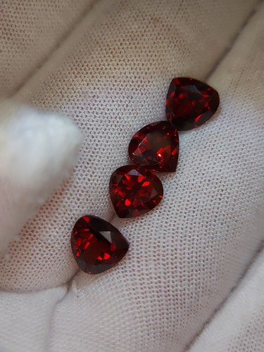 4 African red garnet gemstones - faceted natural Garnet 8.85 CTS - Picture 11 of 12