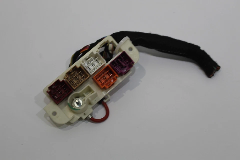 Audi A4 Cabriolet 8H B7 Connecteurs et câbles du support de relais avant gauche - Photo 3/4