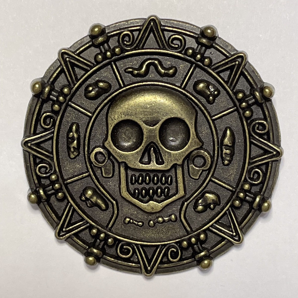 ディズニーパイレーツオブカリビアンスカルスボーンコイントークン Disney Pin Pirate Gold Coin Skull Medallion Pirates The