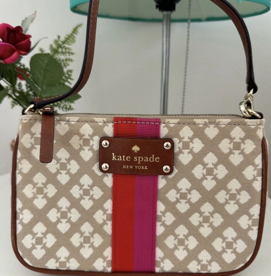 Cartera Kate Spade color tostado y crema con diseño clásico a rayas con acento rojo y rosa Foto 3 de 4