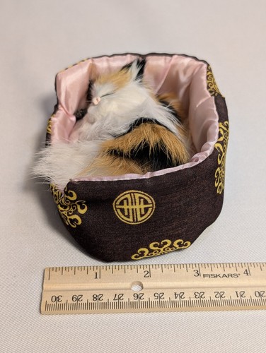 Muñeca de simulación de gato calicó durmiente de colección juguete de peluche realista gatito suave + cama - Imagen 6 de 8
