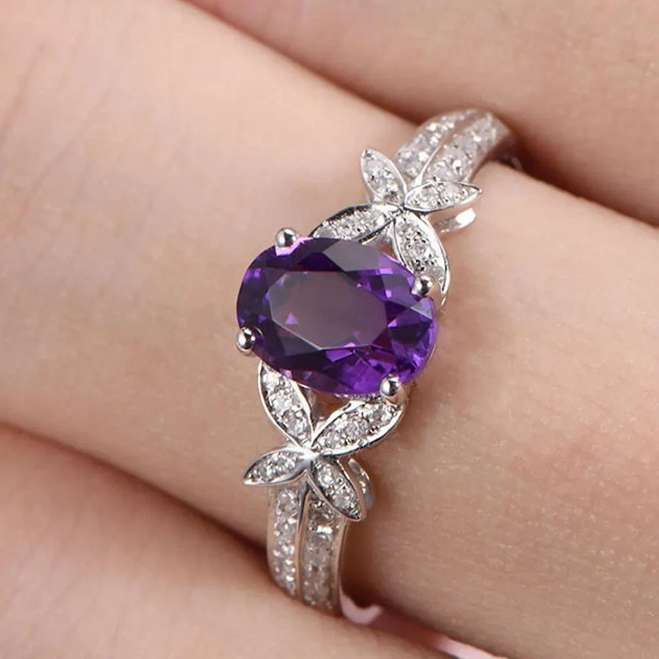 Anillo con punta de diamante y amatista natural de corte ovalado de 3,50 quilates enchapado en oro blanco de 14K Foto 2 de 4