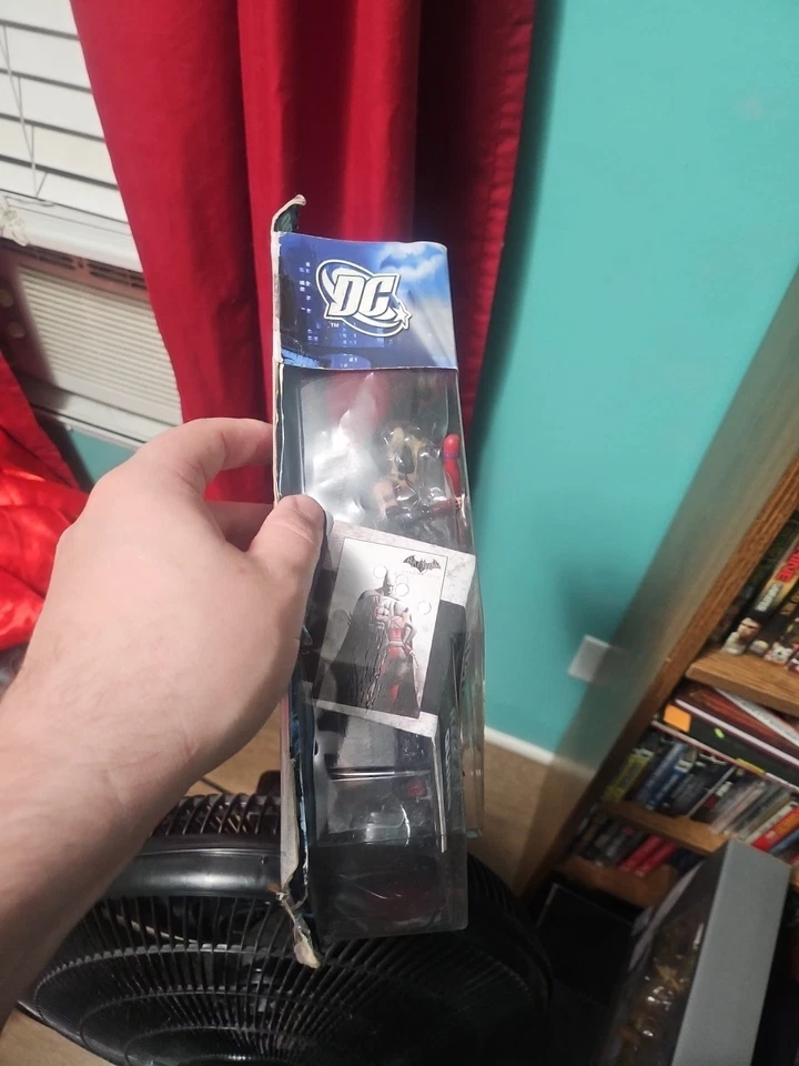 DC Comics - Figura Harley Quinn Batman Arkham City Legacy Edition con póster Foto 3 de 4