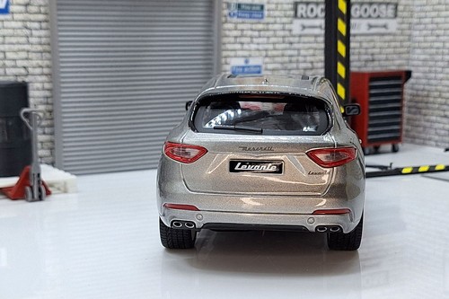Maserati Levante Silver 1:24 Scale Car - Picture 4 of 7