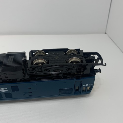 Hornby OO scale class 25 Diesel BR Blue 25241 (with headcode lights) - Picture 7 of 12