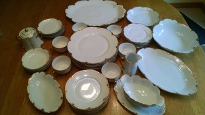 VINTAGE-SET-OF-CHINAWARE-FROM-THOMAS-ROYAL-ALTROHLAU