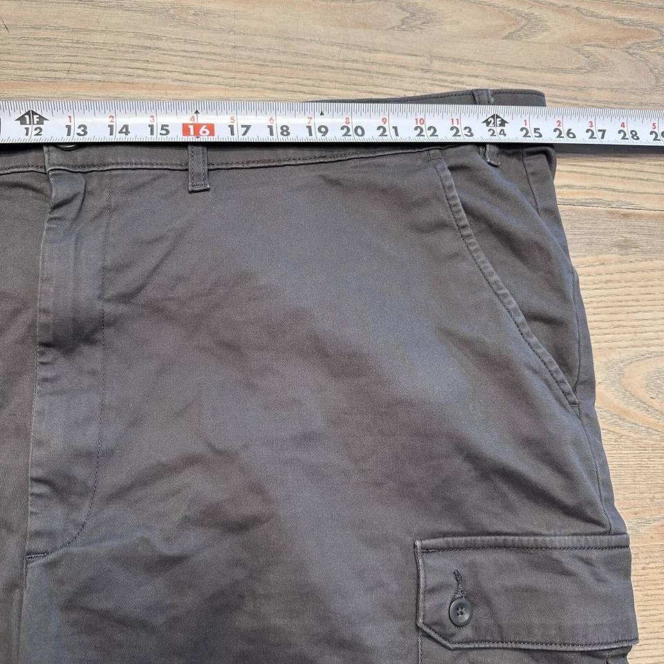St John’s Bay Gray Cargo Shorts Mens Size 52 w/10” Inseam Twill Cotton Stretch - Image 4 of 4
