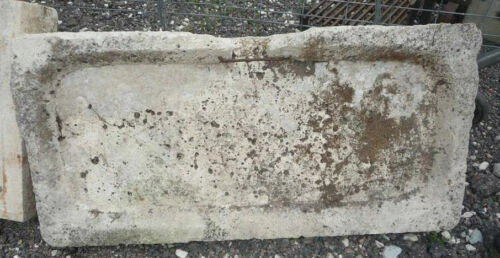 Baignoires, lavabos et radiateurs anciens en pierre