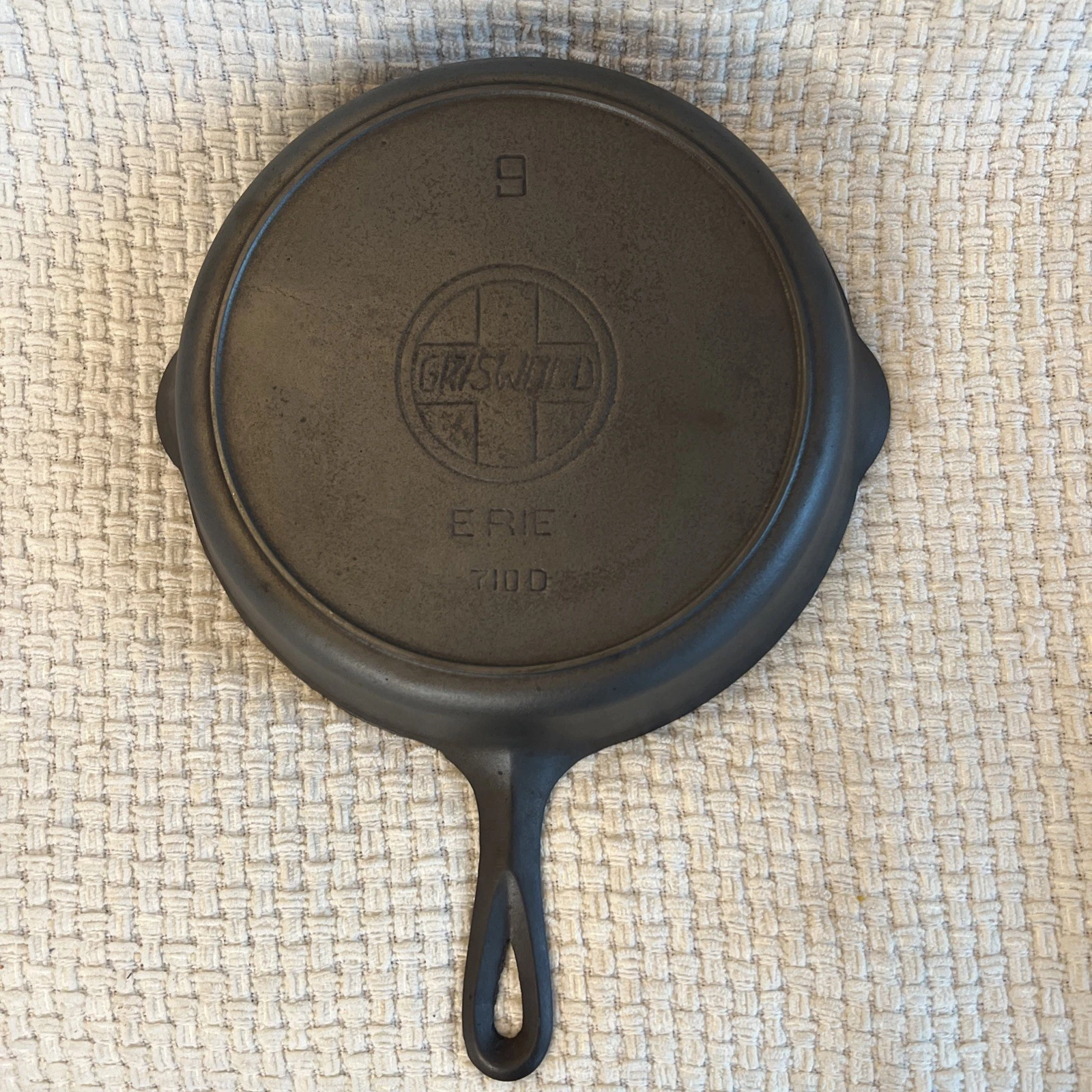 VTG Griswold #9 Cast Iron Skillet Slant Logo Heat Ring 710-D Sits Flat Restored