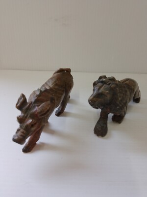 Kleine grüne/braune Speckstein handgeschnitzte LÖWE und EBER (Stoßzähne fehlen) Figuren