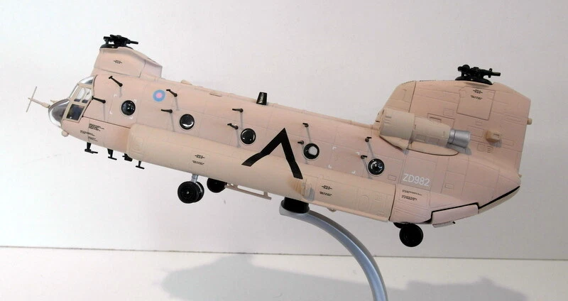 Corgi 1/72 AA34204 Boeing Vertol Chinook HC.1 RAF Gulf war 1991 - Image 2 of 4