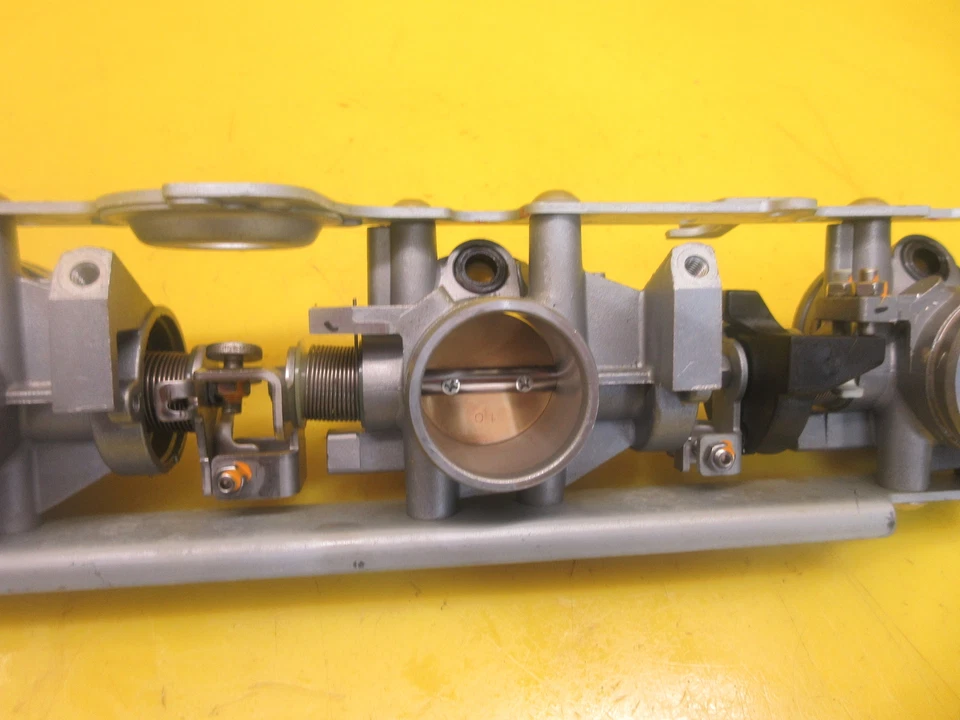 OEM 2003-2008 YAMAHA GP1300R ADMISIÓN DE AIRE ACELERADOR CUERPOS MONTAJE WAVERUNNER PWC Foto 3 de 4