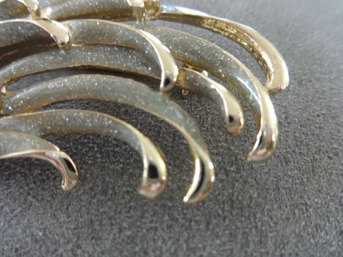 VINTAGE UNSIGNED MONET PIN BROOCH LEAF DESIGN SAGE GREEN ENAMEL GOLD TONE LOVELY - Picture 4 of 9