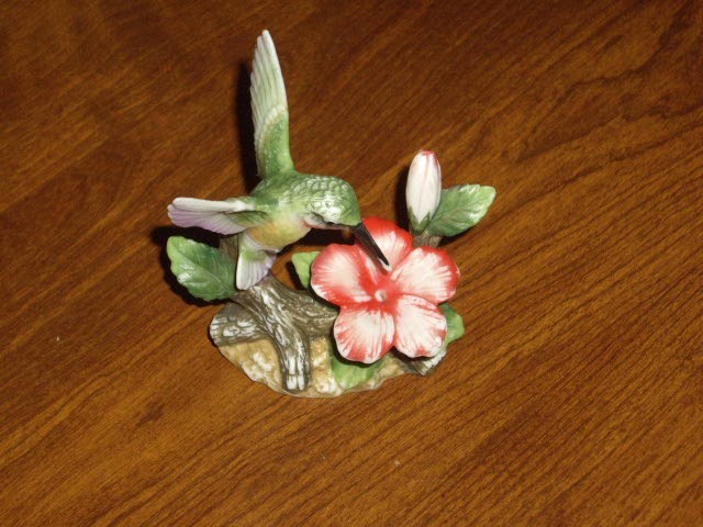 VINTAGE RUBY THROATED HUMMINGBIRD W/ FLOWERS PORCELAIN FIGURINE 3.5 IN TALL 1989