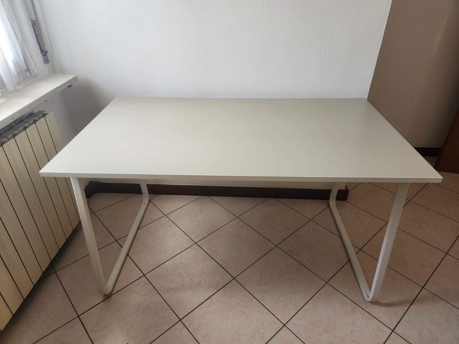 Scrivania IKEA 140x80cm con rete passacavi