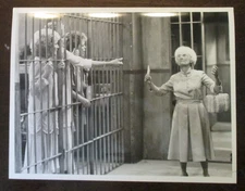 PRESS PROMO PHOTO NBC TV THE GOLDEN GIRLS BETTY WHITE BEA ARTHUR JAIL CELL P433