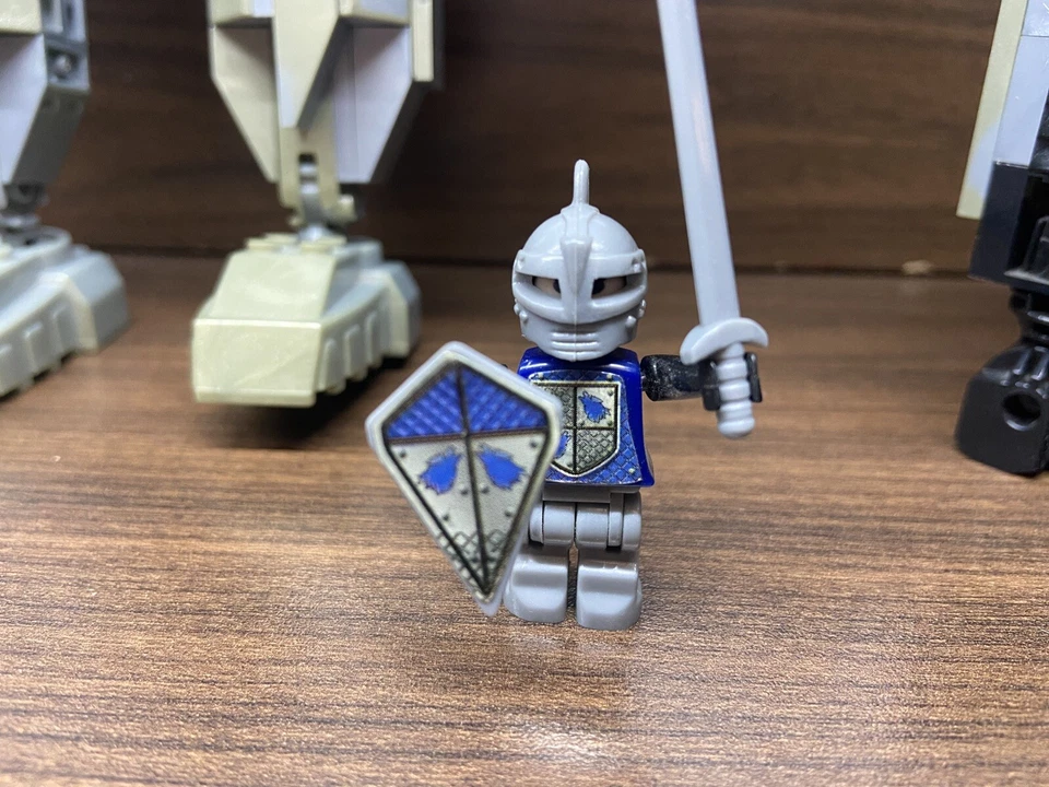 MEGA BLOKS TRANSFORMING BLOK BOTS 9356 Knight & Wolf With INSTRUCTIONS - Image 2 of 4