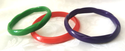 DREI RETRO STAPEL ARMREIF ARMBÄNDER ROT GRÜN LILA - DISCO DIVA SOMMERNÄCHTE