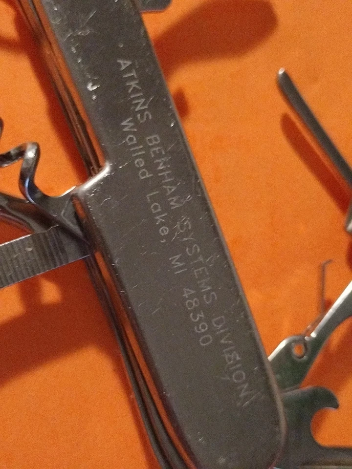 Cuchillo Multiherramientas Estilo Ejército Suizo Promocional, División Sistema Ad Atkins Benham Foto 3 de 4