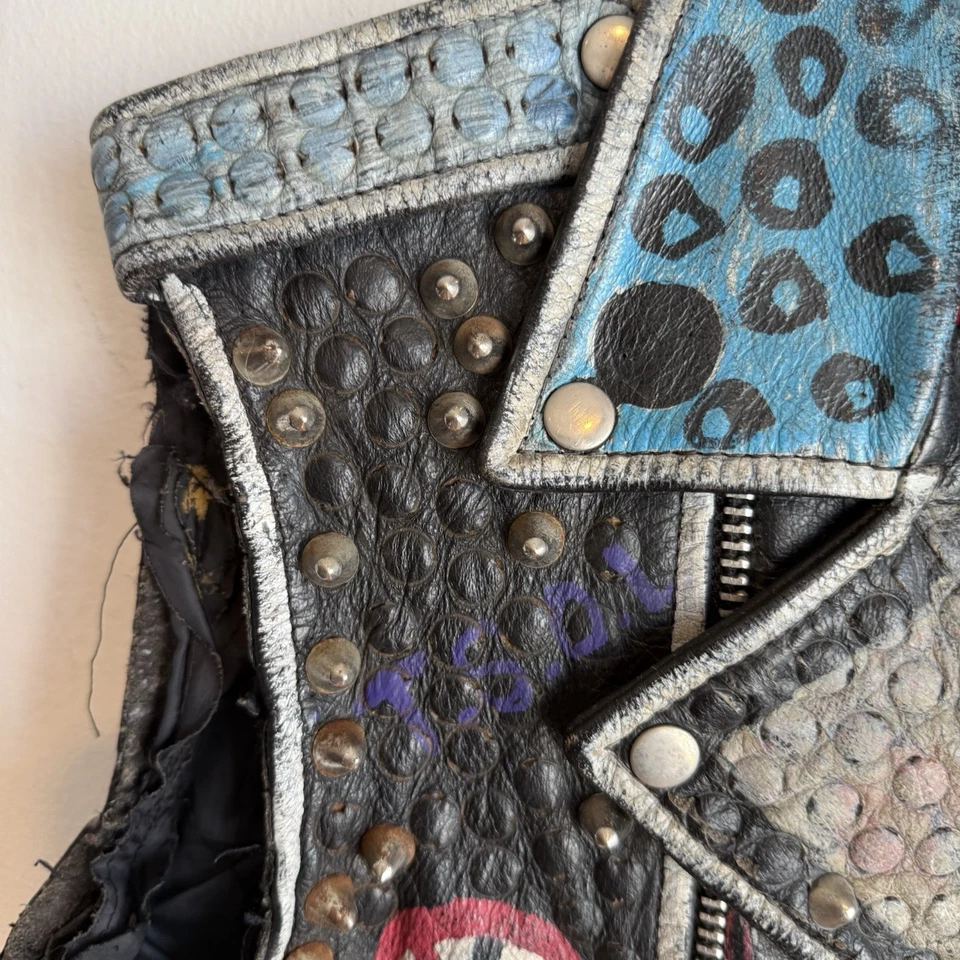 Chaleco Chaqueta Vintage Años 80 Personalizado Pop Art Punk Cuero Recortado Pintado Tachonado Foto 3 de 4