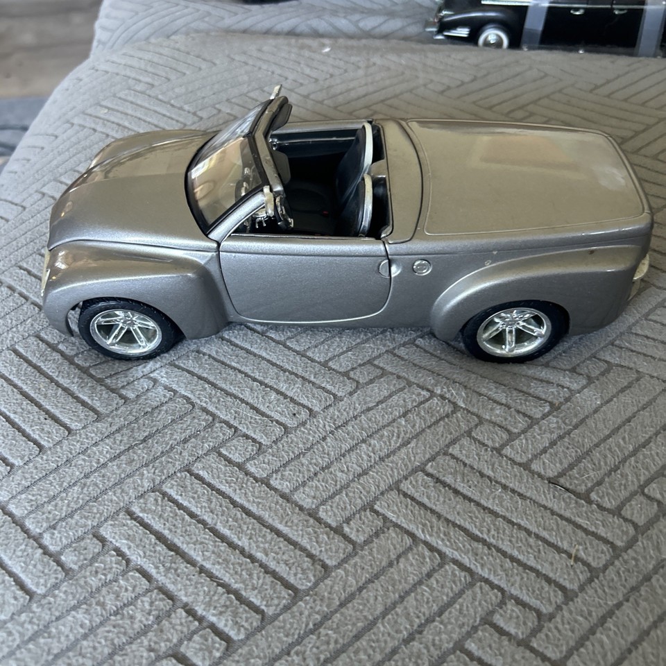 Maisto 2000 Chevrolet SSR Concept 1/18 Silver