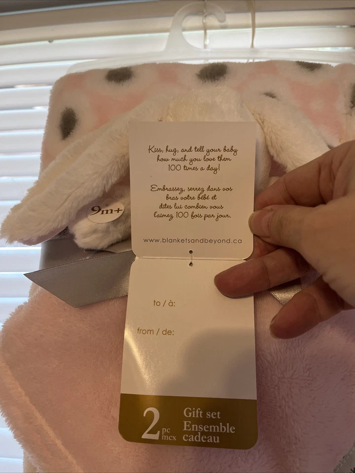 Juego de 2 mantas y más allá con conejito rosa y gris Poke A Dot Foto 2 de 4