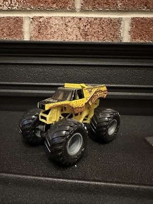 2022 Spin Master Monster Jam EARTH SHAKER 1:64 Scale Yellow Frame