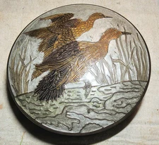 VINTAGE ALL-BRASS CONTAINER w/TWO DUCKS PICTURED ON LID OF CIRCULAR TRINKET BOX 