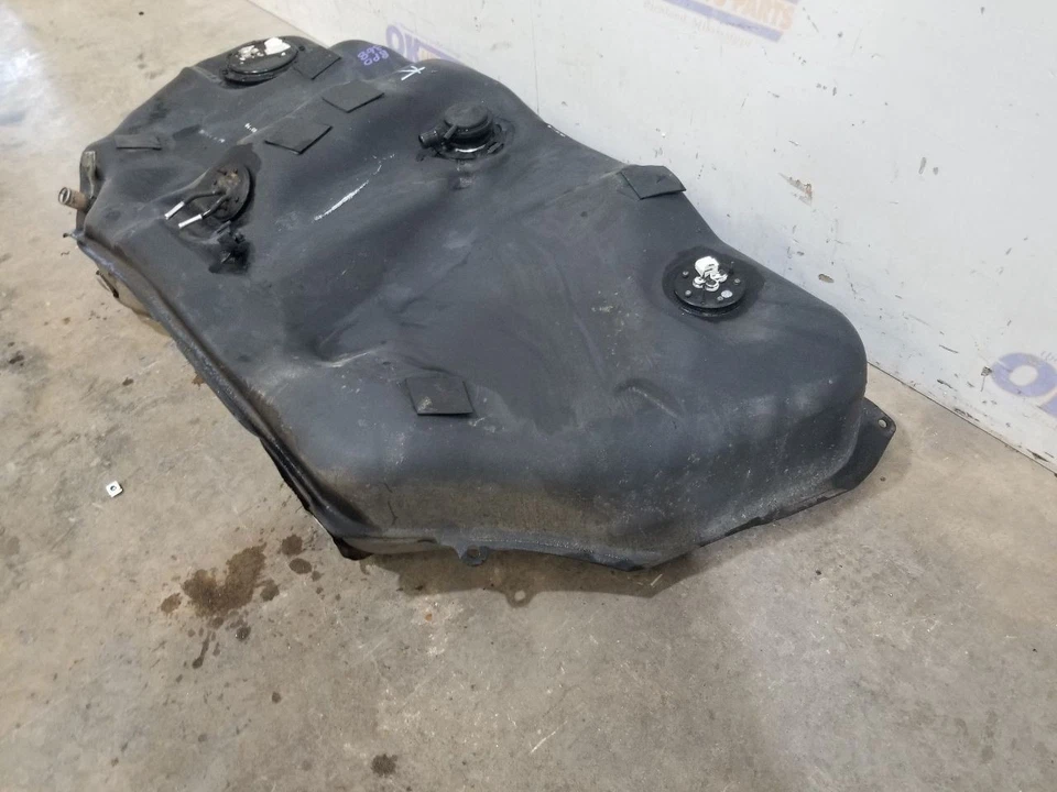 05 2005 LEXUS LS430 3.5L FUEL TANK WITH PUMPS  - Image 4 of 4