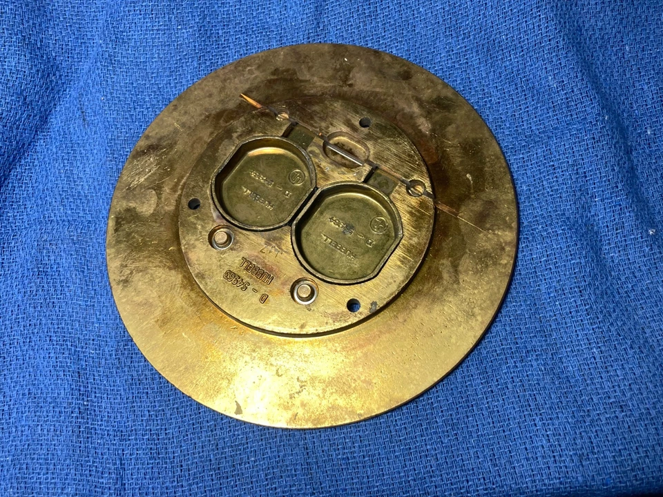 JUST 1 Hubbell 黄铜地板盒 保护套 6 1/4" 适用于双面插座插座 D-54963 — 第 3/4 张图片