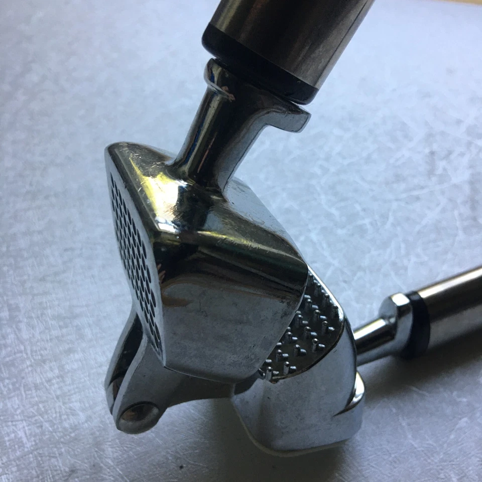 Prensa trituradora de ajo vintage de los años 90 cromada e inoxidable de alta resistencia colgante de pared Foto 3 de 4