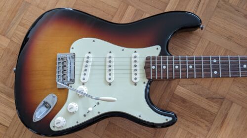 2009 FENDER CLASSIC PLAYER 60'S STRATOCASTER, 3 TONE SUNBURST, LOVELY CONDITION - Picture 2 of 10