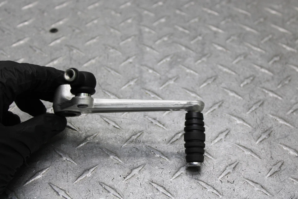 2006 SUZUKI HAYABUSA GSX1300R ПЕДАЛЬ ПЕРЕКЛЮЧЕНИЯ ПЕРЕДАЧ 25600-24F00 - Изображение 4 из 4