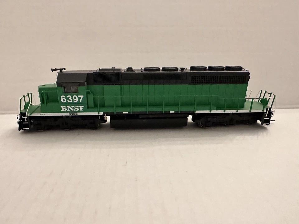 Broadway Limited HO 703 EMD SD40-2 BNSF #6397 Locomotive - Image 2 of 4