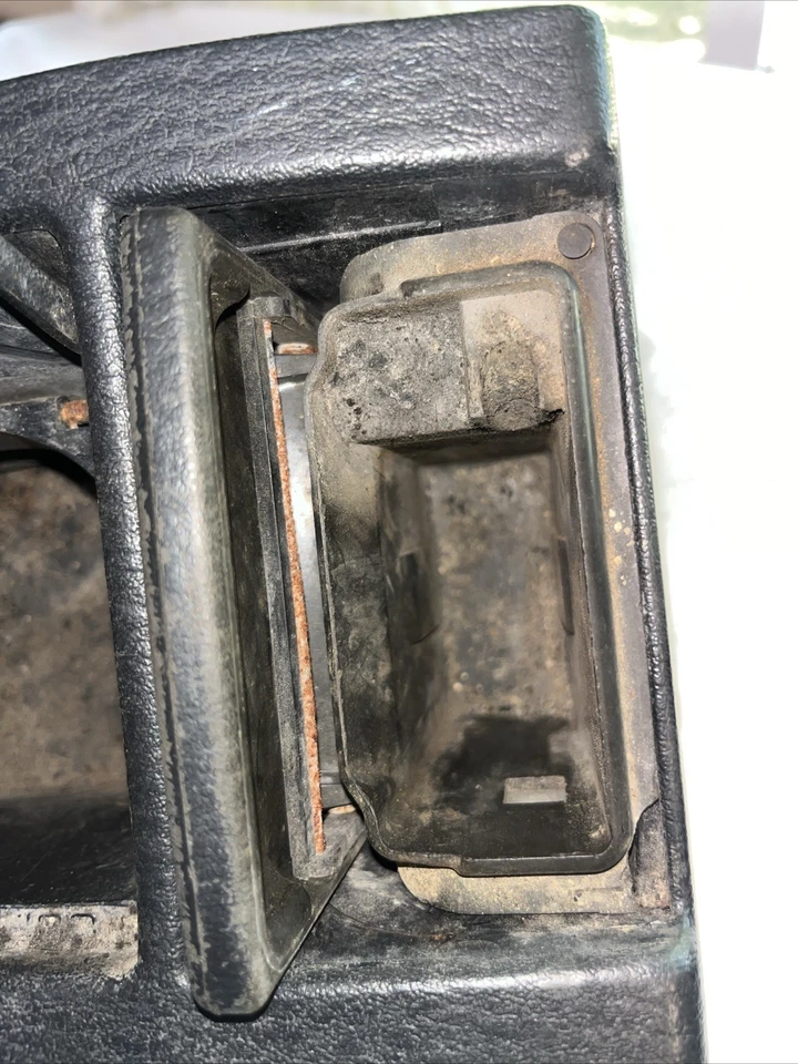 1995-1999 Mitsubishi Eclipse negro plástico insertado portavasos cenicero sucio D45 Foto 4 de 4