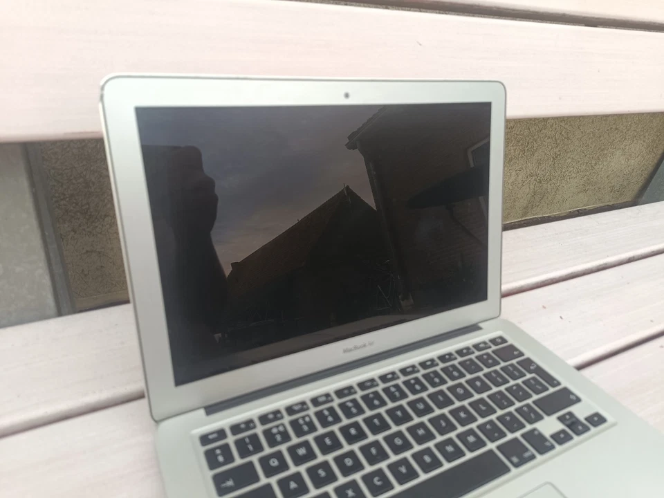 Apple MacBook Air 13.3" 2013 Intel Core i5 4GB RAMLaptop No SSD No Battery - Image 3 of 4