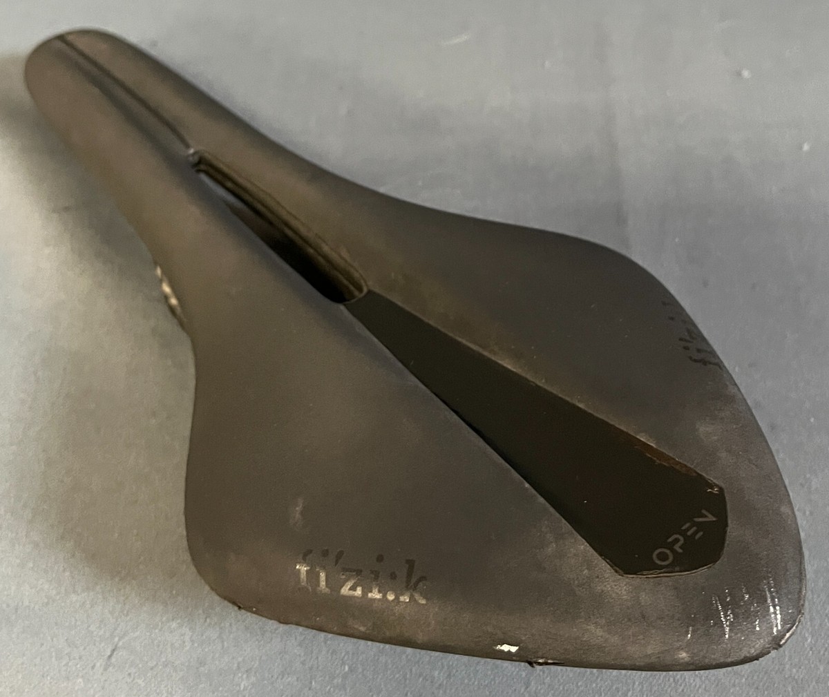 Fizik Arione R1 Open Road Saddle 132mm 7x10mm Braided Carbon Rails