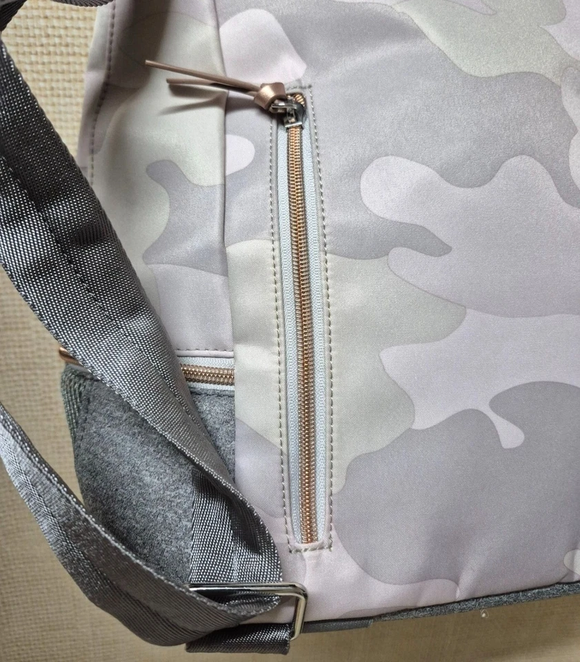 Mochila STELLA & DOT Blush Camuflaje Camuflaje “Crush It” Limpia 2 Compartimentos Foto 3 de 4