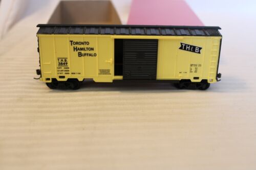 HO Scale Tyco, 40' Box Car, Toronto, Hamilton & Buffalo, Yellow & Black #3849 - Picture 2 of 3