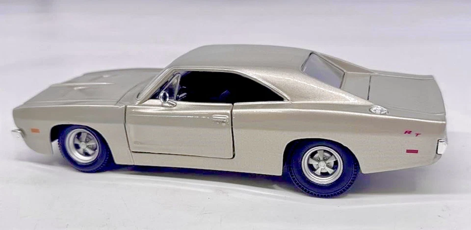 1969 Dodge Charger R/T Hemi 1:25  Scale Die-cast Car by Maisto - Image 2 of 4